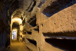 Alla scoperta della Roma sotteranea: la visita alle Catacombe di San Callisto che si trovano a sud del centro, lungo il percorso dell'Appia antica - © David Soanes / Shutterstock.com ...