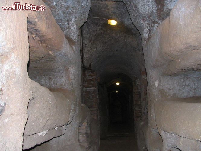 Immagine Tour guidato delle Catacombe di San Callisto a Roma - © GerardM - CC BY-SA 3.0 - Wikimedia Commons