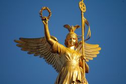 Statua della Vittoria alata, posta sulla cima alla Colonna della Vittoria a Berlino - © 360b / Shutterstock.com 