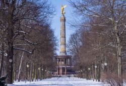 Il giardino Tiergarten in inverno su cui domina l'elegante Colonna della Vittoria (Siegessaule), uno dei monumenti più famosi di Berlino - © SP-Photo / Shutterstock.com
