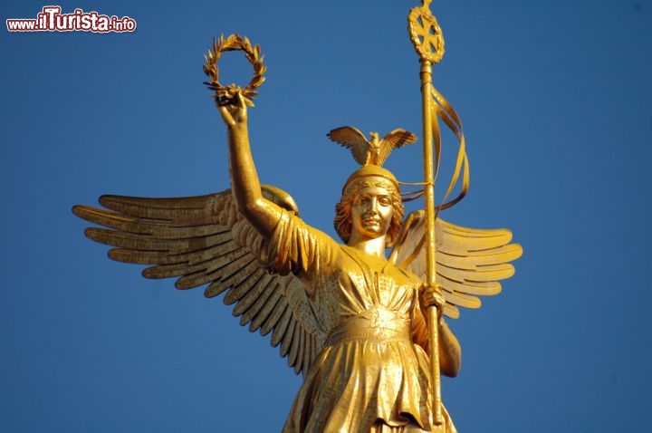 Immagine Statua della Vittoria alata, posta sulla cima alla Colonna della Vittoria a Berlino - © 360b / Shutterstock.com