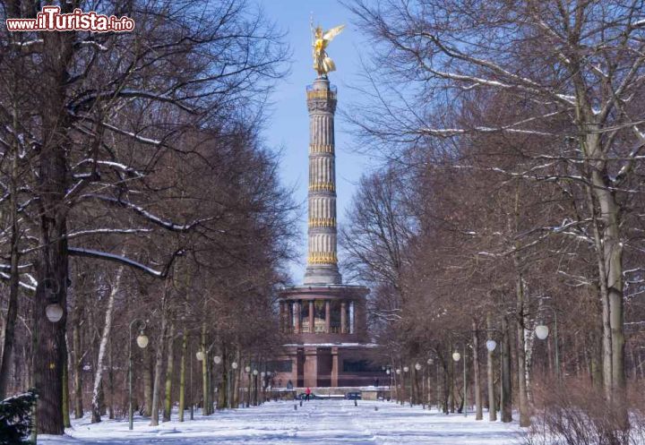 Immagine Il giardino Tiergarten in inverno su cui domina l'elegante Colonna della Vittoria (Siegessaule), uno dei monumenti più famosi di Berlino - © SP-Photo / Shutterstock.com