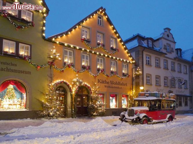 Immagine L'ingresso del negozio di decorazioni natalizie a Rothenburg ob der Tauber, al primo piano dell'edificio sorge il Museo Tedesco del Natale - © Käthe Wohlfahrt GmbH & Co.OHG