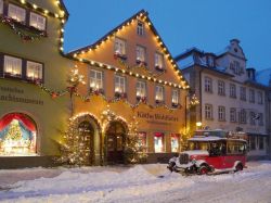 L'ingresso del negozio di decorazioni natalizie a Rothenburg ob der Tauber, al primo piano dell'edificio sorge il Museo Tedesco del Natale - © Käthe Wohlfahrt GmbH & Co.OHG ...