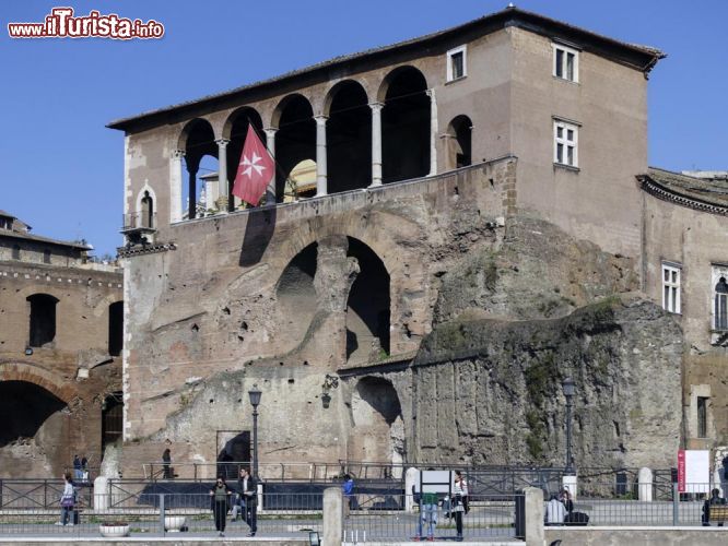 Immagine Casa dei Cavalieri di Rodi a Roma la terrazza con il panorama sui Fori romani - © pippa west / Shutterstock.com