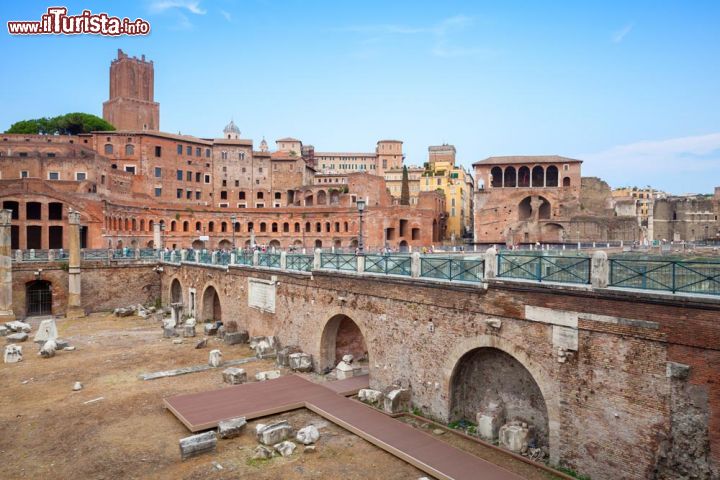 Immagine I fori romani e a destra la Casa dei Cavalieri di Rodi - © Eugene Sergeev / Shutterstock.com