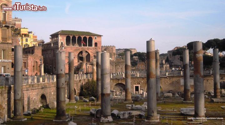 Immagine Loggia e terrazza panoramica con vista sui fori: siamo nella Casa dei Cavalieri di Rodi a Roma