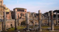Loggia e terrazza panoramica con vista sui fori: siamo nella Casa dei Cavalieri di Rodi a Roma