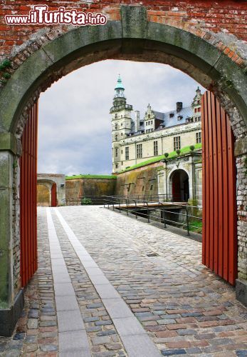 Immagine L'entrata alla fortezza di Kronburg, il celebre castello di Amleto a Helsingor, l'isola nella Danimarca nord-orientale - © LIUDMILA ERMOLENKO / Shutterstock.com