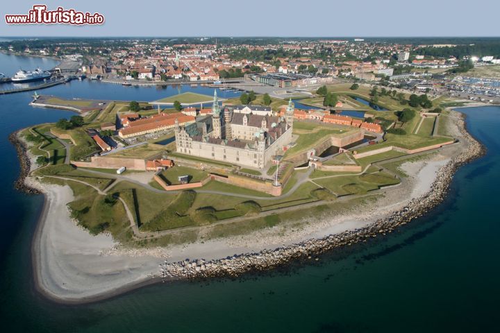 Immagine Una vista aerea di Helsingor con in primo piano Il castello di Kronborg a Helsingor, la celebre fortezza teatro del dramma di Amleto, forse l'operà più conosciuta di Shakespeare - © Dennis Jacobsen / Shutterstock.com