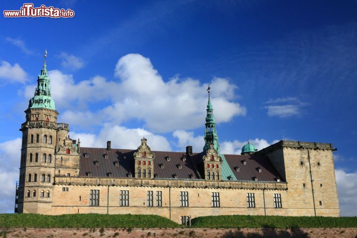 Immagine Il castello di Amleto, utilizzato da Shakespeare per l'ambientazione del suo dramma è la fortezza di Kronburg che si trova sull'isola di Helsingor a nord di Copenaghen, una delle attrazioni più visitate della capitale della Danimarca - © Peter Wemmert / Shutterstock.com