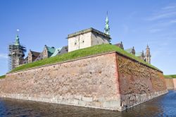 Il fossato e le mura del castello di Amleto, ovvero il forte di Kronburg a Helsingor - © ppl / Shutterstock.com