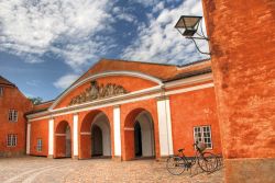 Il portale d'accesso al castello di Kronburg a Helsingor (a nord di Copenaghen) - © jps / Shutterstock.com