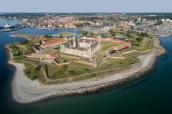 Una vista aerea di Helsingor con in primo piano Il castello di Kronborg a Helsingor, la celebre fortezza teatro del dramma di Amleto, forse l'operà più conosciuta di Shakespeare ...