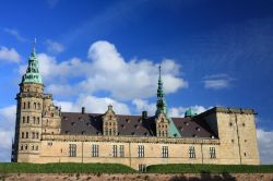 Il castello di Amleto, utilizzato da Shakespeare per l'ambientazione del suo dramma è la fortezza di Kronburg che si trova sull'isola di Helsingor a nord di Copenaghen, una ...