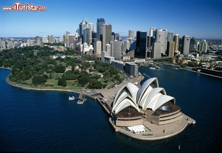 La baia di Sydney con l'Opera House in primo piano