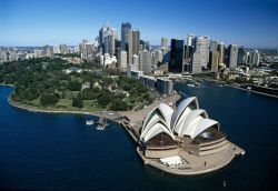 La baia di Sydney con l'Opera House in primo ...