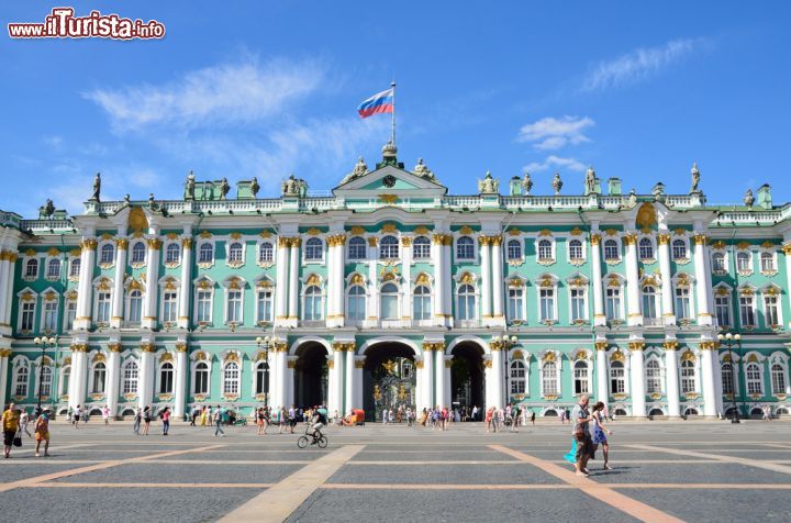 Immagine Il solenne ingresso del Palazzo d'Inverno a San Pietroburgo in Russia - © Ovchinnikova Irina / Shutterstock.com