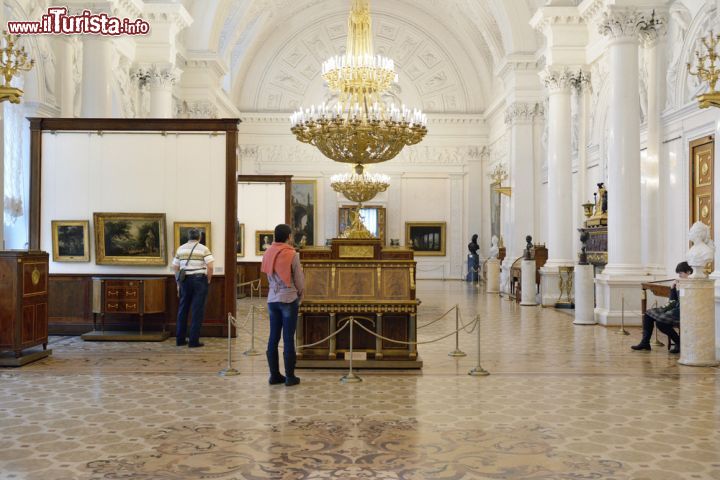 Immagine La Sala Bianca si trova all'interno del grande Palazzo d'Inverno, uno degli edifici dell'Ermitage a  San Pietroburgo - © Popova Valeriya / Shutterstock.com