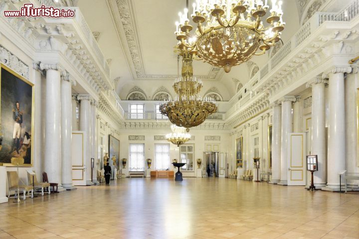 Immagine La Sala del Feldmaresciallo nel Palazzo d'Inverno a San Pietroburgo - © Popova Valeriya / Shutterstock.com