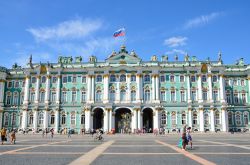 Il solenne ingresso del Palazzo d'Inverno a San Pietroburgo in Russia - © Ovchinnikova Irina / Shutterstock.com 