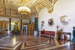 La Sala della Malachite era una delle camere private dell'Imperatrice Alexandra Feodorovna all'interno del Palazzo d'Inverno di San Pietroburgo - © volkova natalia / Shutterstock.com ...