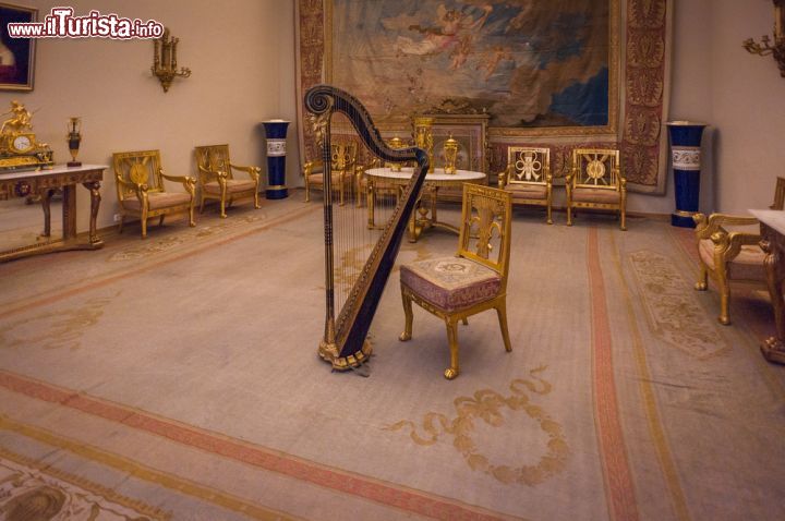 Immagine Una sala con una antica arpa all'interno del Palazzo d'Inverno a San Pietroburgo: siamo dentro al Museo Ermitage, il più famoso della Russia- © Anton_Ivanov / Shutterstock.com