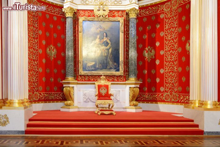 Immagine La Sala del Trono nel Palazzo d'Inverno a San Pietroburgo - © Popova Valeriya / Shutterstock.com