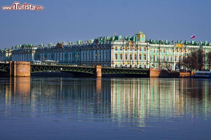 Immagine San Pietroburgo: il Palazzo d'Inverno fotografato dal fiume Neva - © Madlen / Shutterstock.com