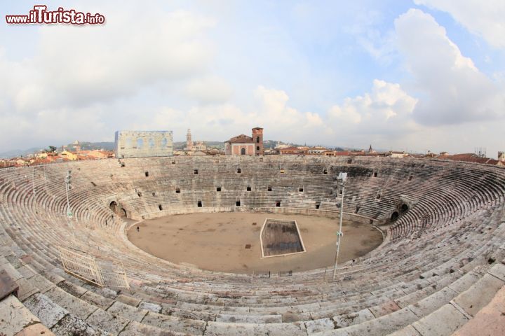 Immagine L'anfiteatro romano dell'Arena di Verona ha una base ellittica i cui assi misurano 75,68 x 44,43 metri. In passato aveva una capienza di circa 30000 persone, mentre oggi è ridotta circa 15000 posti - foto © mary416 / Shutterstock.com