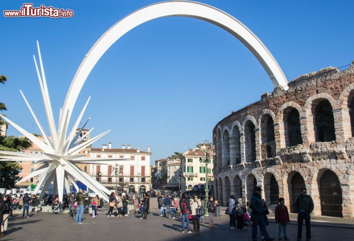 Immagine L'Arena di Verona a Natale con la grande stella cometa che domina piazza Bra, scelta come simbolo della "Rassegna internazionale del Presepio nell'arte e nella tradizione" - foto © Isaac74 / Shutterstock.com