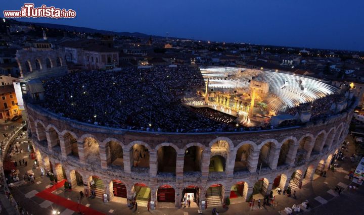 Immagine Una vista d'insieme dell'Arena di Verona durante l'annuale festival lirico, in assoluto il principale punto d'interesse turistico della città che sorge in piazza Bra, immediatamente al di fuori delle mura cittadine - foto © S-F / Shutterstock.com