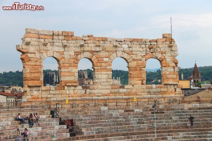 Immagine Dettaglio del coronamento romano dell'Arena di Verona. L'Arena è il terzo anfiteatro romano per dimensioni: più grandi di lui ci sono solo il Colosseo di Roma e l'Anfiteatro Capuano - foto © Nick_Nick / Shutterstock.com