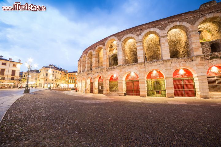 Immagine Il terzo anfiteatro nel mondo è l'Arena di Verona: solo l'inarrivabile Colosseo e l'anfiteatro campano di Santa Maria Capua Vetere lo superano per dimensioni - foto © Kanuman / Shutterstock.com