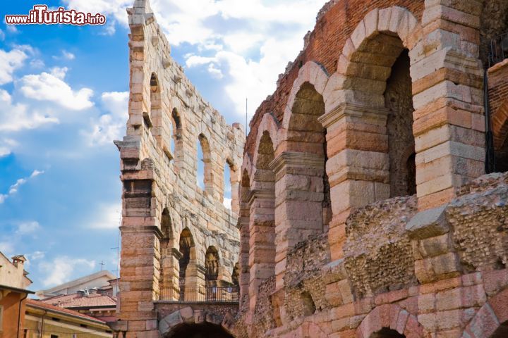 Immagine Particolare della struttura dell'Arena di Verona dove si può ben vedere la caratteristica pietra da taglio rosa - foto © Sailorr / Shutterstock.com