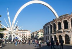 L'Arena di Verona a Natale con la grande stella cometa che domina piazza Bra, scelta come simbolo della "Rassegna internazionale del Presepio nell'arte e nella tradizione" ...