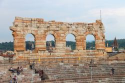 Dettaglio del coronamento romano dell'Arena di Verona. L'Arena è il terzo anfiteatro romano per dimensioni: più grandi di lui ci sono solo il Colosseo di Roma e l'Anfiteatro ...