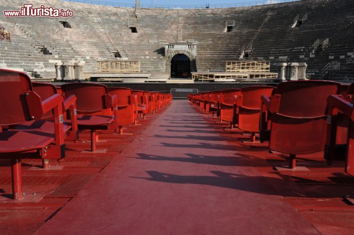 Immagine La platea dell'Arena di Verona, il teatro estivo più famoso d'Italia e forse del mondo; l'Arena di Verona Opera Festival richiama infatti ogni anno decine di migliaia di amanti della lirica - foto © Stefano Ember / Shutterstock.com