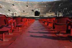 La platea dell'Arena di Verona, il teatro estivo più famoso d'Italia e forse del mondo; l'Arena di Verona Opera Festival richiama infatti ogni anno decine di migliaia di amanti ...
