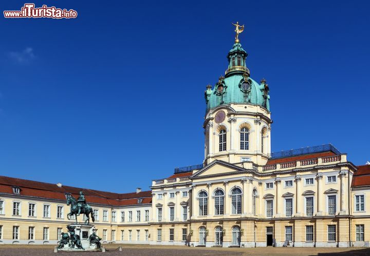 Immagine Charlottenburg, antica residenza reale, è il palazzo più grande di Berlino, ma in origine doveva essere solo una semplice residenza estiva della regina di Prussia - foto © Borisb17 / Shutterstock.com