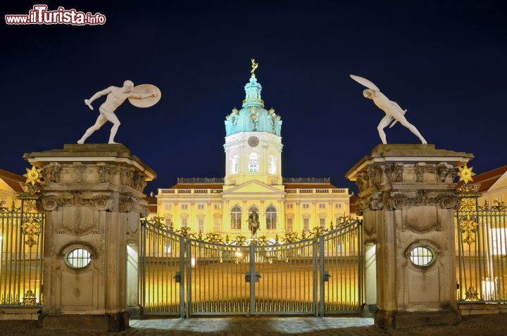 Immagine Una fotografia notturna del Palazzo Charlottenburg a Berlino. L'edificio si trova a pochi passi dal corso della Sprea, il fiume che attraversa la capitale tedesca - foto © Christian Draghici / Shutterstock.com