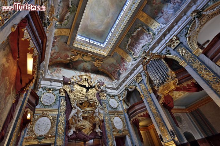 Immagine I ricchi interni di Schloss Charlottenburg, residenza reale a Berlino, presentano elementi tipici dello stile barocco italiano. La visita al palazzo permette di ammirare da vicino gli arredi originali dell'epoca - foto © posztos / Shutterstock.com