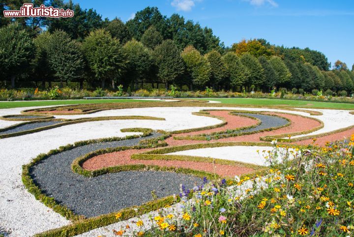 Immagine Il giardino del Castello di Charlottenburg a Berlino. Oltre al parco, qui si trovano diversi edifici come la Sala da tè Belvedere e il mausoleo che ospita le spoglie della regina Luisa e di Federico Guglielmo III - foto © Anticiclo / Shutterstock.com