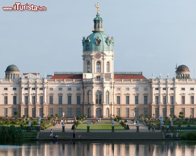 Immagine Il palazzo di Charlottenburg a Berlino è uno dei simboli della città. Fu la residenza degli Hohenzollern nell'odierna capitale tedesca e colpisce i visitatori per le sue grandi dimensioni - foto © lumen-digital / Shutterstock.com