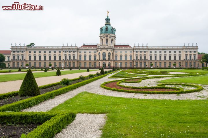 Immagine La residenza degli Hohenzollern è il castello di Charlottenburg. La sua costruzione è iniziata alla fine del Seciento ed è proseguita con numerose modifiche durante tutto il Settecento, quando è stato ampliato e nuove ali sono state aggiunte - foto © pio3 / Shutterstock.com