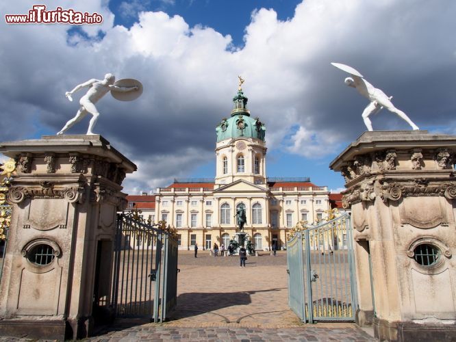 Immagine La visita al Palazzo di Charlottenburg (Schloss Charlottenburg), una delle residenze più belle di Berlino, si può effettuare nelle giornate di apertura (dal martedì alla domenica) dalle 10 alle 17 - foto © Takashi Images / Shutterstock.com