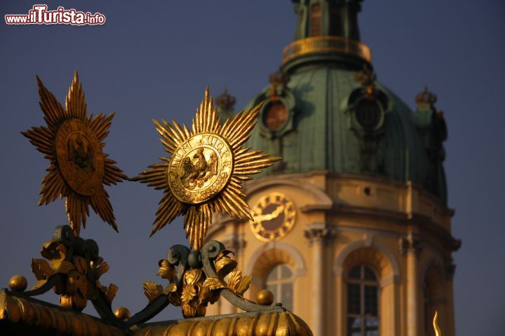 Immagine Un particolare della cancellata di Palazzo Charlottenburg a Berlino. Molte delle finiture esterne, così come quelle interne, si rifanno allo stile barocco italiano e al rococò in voga all'epoca - foto © 360b / Shutterstock.com