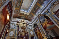 I ricchi interni di Schloss Charlottenburg, residenza reale a Berlino, presentano elementi tipici dello stile barocco italiano. La visita al palazzo permette di ammirare da vicino gli arredi ...