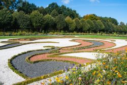 Il giardino del Castello di Charlottenburg a Berlino. Oltre al parco, qui si trovano diversi edifici come la Sala da tè Belvedere e il mausoleo che ospita le spoglie della regina Luisa ...