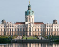 Il palazzo di Charlottenburg a Berlino è uno dei simboli della città. Fu la residenza degli Hohenzollern nell'odierna capitale tedesca e colpisce i visitatori per le sue ...
